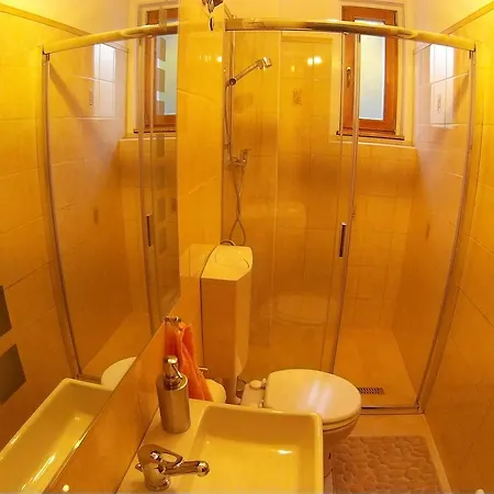 赛美瑞豪斯爱娜姆公寓 *